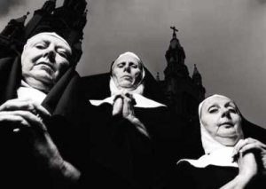 nuns praying