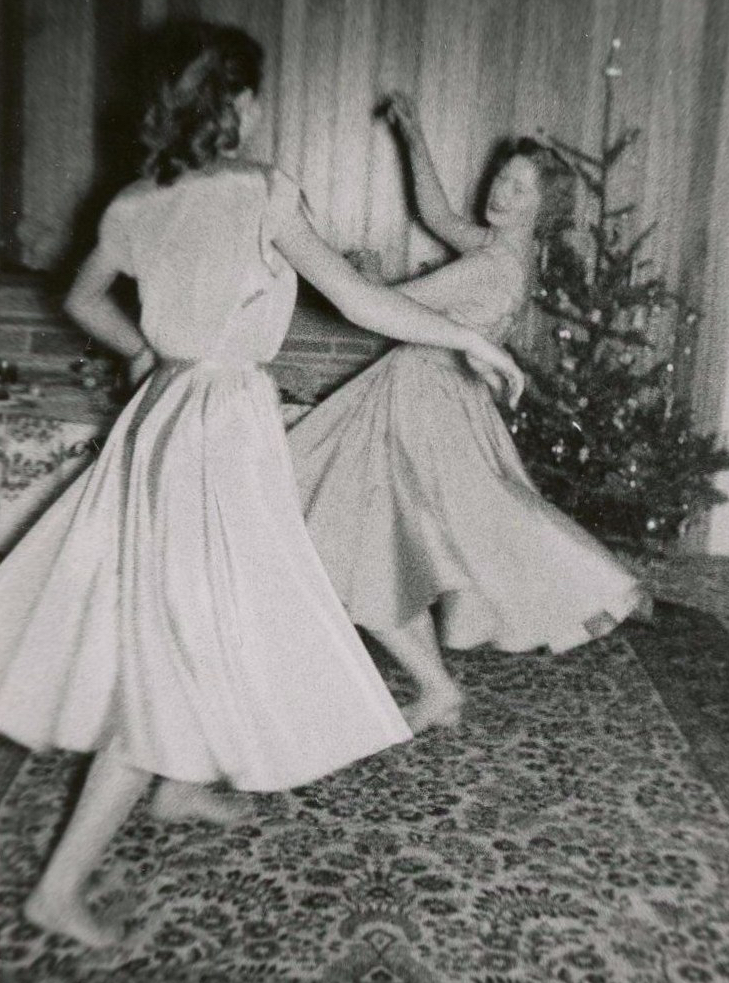 xmas-tree-dancing-women